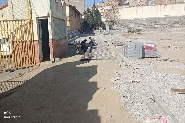 تسریع پروژه احداث و ساماندهی زمین ورزشی ایثار در محله کم‌برخوردار احمدآباد
