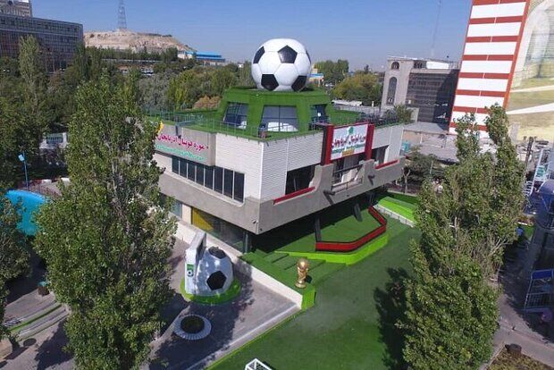 اهدای یادگارهای دروازه بان فقید تیم تراکتور به موزه فوتبال آذربایجان