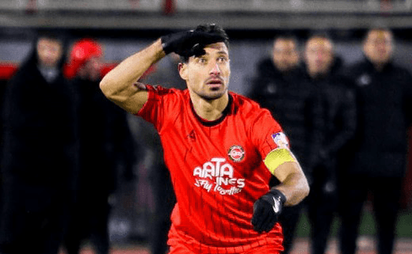 تشویق ویژه شجاع خلیل‌زاده توسط هواداران تراکتور در یادگار امام(ره)