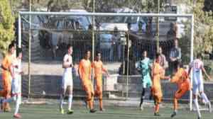 آقای سرمربی پس از دریافت پول از بازیکنان، گم شد!/ قرض گرفتن پدر کارگر برای ادامه فوتبال پسرش!