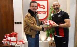 هدیه کریسمسی زنوزی به خارجی‌های تراکتور + تصاویر