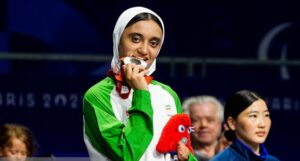 نایب‌ قهرمان ۱۵ ساله پارالمپیک به پدرش تریلی هدیه داد