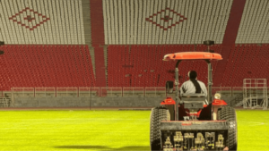 آماده‌سازی‌ چمن ورزشگاه یادگار امام