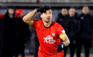 تشویق ویژه شجاع خلیل‌زاده توسط هواداران تراکتور در یادگار امام(ره)